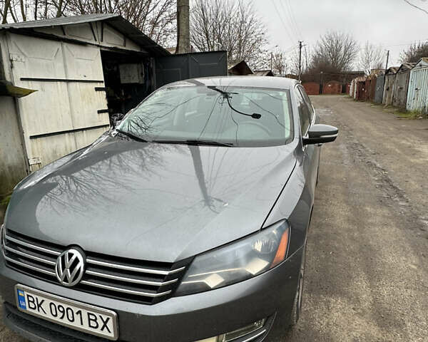 Серый Фольксваген Пассат, объемом двигателя 2.5 л и пробегом 276 тыс. км за 7999 $, фото 1 на Automoto.ua