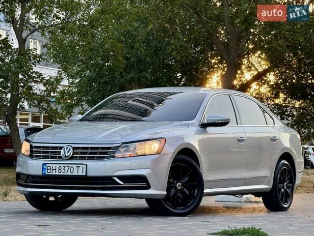 Серый Фольксваген Пассат, объемом двигателя 1.8 л и пробегом 239 тыс. км за 10700 $, фото 1 на Automoto.ua