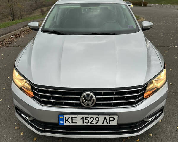 Серый Фольксваген Пассат, объемом двигателя 1.8 л и пробегом 180 тыс. км за 12800 $, фото 1 на Automoto.ua