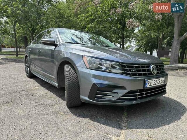 Серый Фольксваген Пассат, объемом двигателя 1.8 л и пробегом 195 тыс. км за 13600 $, фото 1 на Automoto.ua