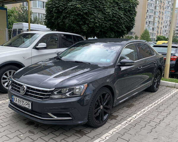 Серый Фольксваген Пассат, объемом двигателя 1.8 л и пробегом 120 тыс. км за 12000 $, фото 1 на Automoto.ua