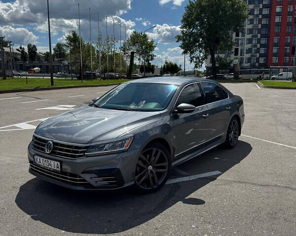Серый Фольксваген Пассат, объемом двигателя 1.8 л и пробегом 170 тыс. км за 13900 $, фото 1 на Automoto.ua