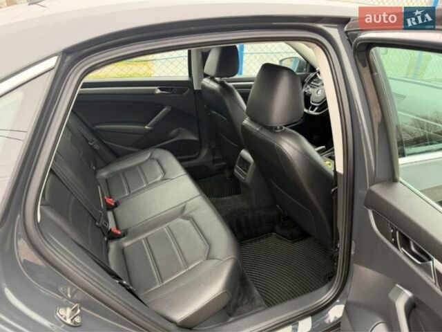 Сірий Фольксваген Пассат, об'ємом двигуна 1.8 л та пробігом 251 тис. км за 13200 $, фото 1 на Automoto.ua