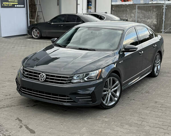 Серый Фольксваген Пассат, объемом двигателя 1.8 л и пробегом 255 тыс. км за 12500 $, фото 1 на Automoto.ua