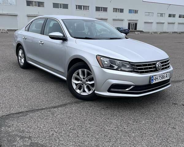 Серый Фольксваген Пассат, объемом двигателя 1.8 л и пробегом 176 тыс. км за 12800 $, фото 1 на Automoto.ua