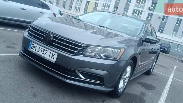 Серый Фольксваген Пассат, объемом двигателя 1.8 л и пробегом 187 тыс. км за 12750 $, фото 1 на Automoto.ua