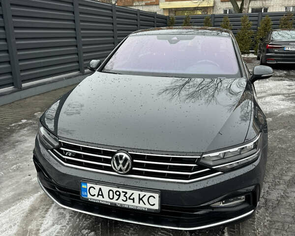 Серый Фольксваген Пассат, объемом двигателя 1.97 л и пробегом 129 тыс. км за 28000 $, фото 1 на Automoto.ua