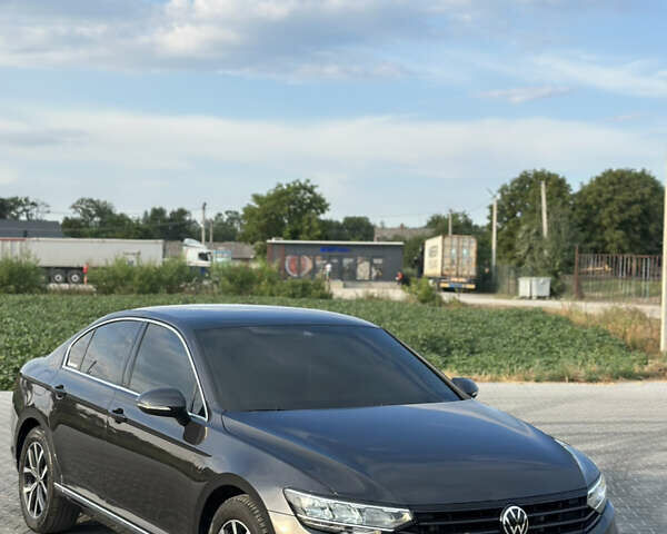 Серый Фольксваген Пассат, объемом двигателя 1.97 л и пробегом 150 тыс. км за 23500 $, фото 1 на Automoto.ua