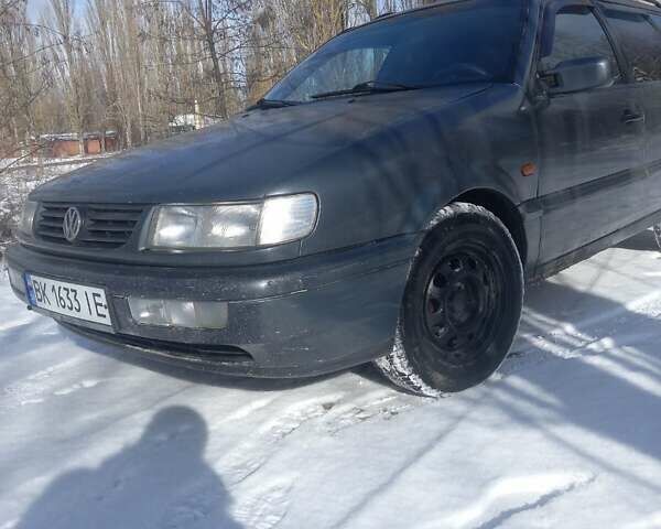 Серый Фольксваген Пассат, объемом двигателя 1.6 л и пробегом 295 тыс. км за 2600 $, фото 1 на Automoto.ua