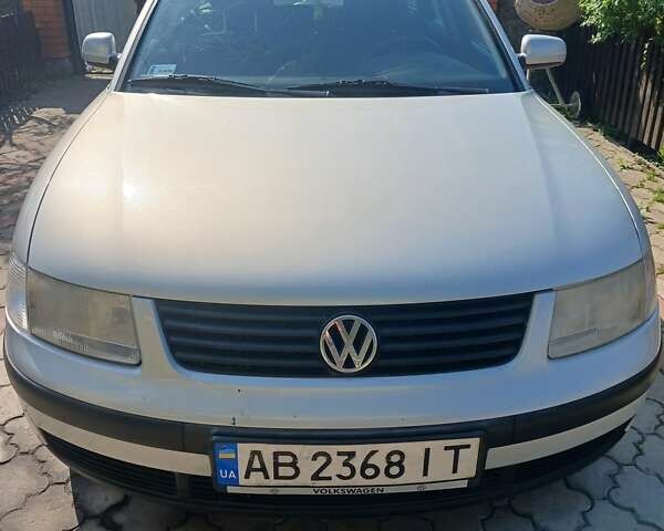 Серый Фольксваген Пассат, объемом двигателя 1.6 л и пробегом 300 тыс. км за 3000 $, фото 1 на Automoto.ua