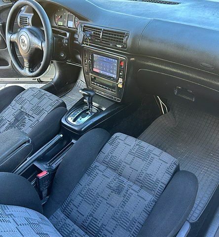 Серый Фольксваген Пассат, объемом двигателя 2.5 л и пробегом 300 тыс. км за 3999 $, фото 1 на Automoto.ua