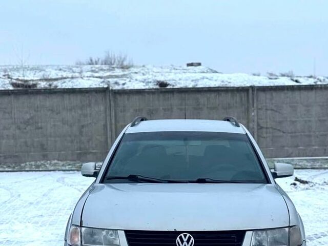 Серый Фольксваген Пассат, объемом двигателя 1.6 л и пробегом 300 тыс. км за 3500 $, фото 1 на Automoto.ua