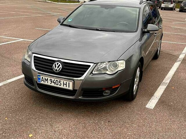 Серый Фольксваген Пассат, объемом двигателя 1.6 л и пробегом 300 тыс. км за 5500 $, фото 1 на Automoto.ua