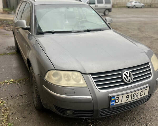 Серый Фольксваген Пассат, объемом двигателя 2.5 л и пробегом 330 тыс. км за 5000 $, фото 1 на Automoto.ua