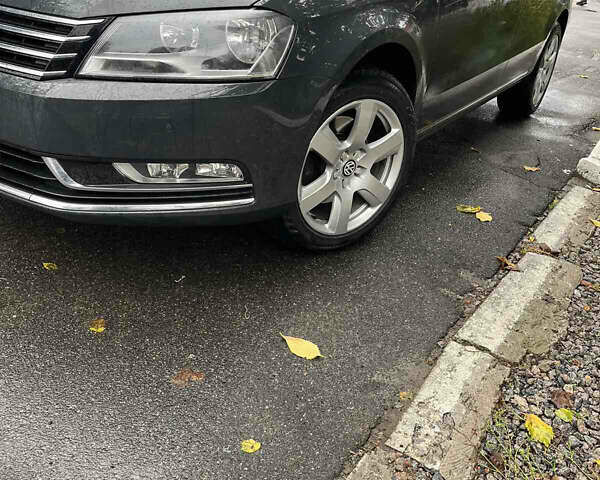 Серый Фольксваген Пассат, объемом двигателя 1.97 л и пробегом 299 тыс. км за 13200 $, фото 1 на Automoto.ua