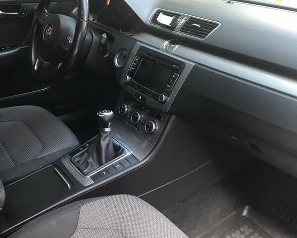 Серый Фольксваген Пассат, объемом двигателя 1.6 л и пробегом 190 тыс. км за 9000 $, фото 1 на Automoto.ua