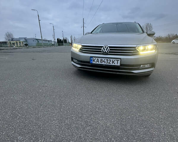 Серый Фольксваген Пассат, объемом двигателя 1.6 л и пробегом 250 тыс. км за 16000 $, фото 1 на Automoto.ua