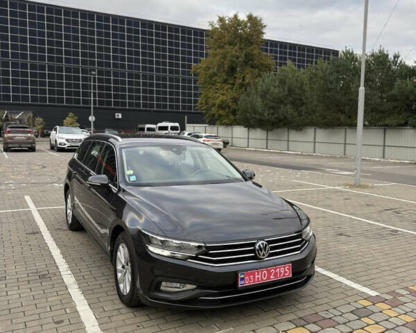 Серый Фольксваген Пассат, объемом двигателя 1.6 л и пробегом 199 тыс. км за 17999 $, фото 1 на Automoto.ua