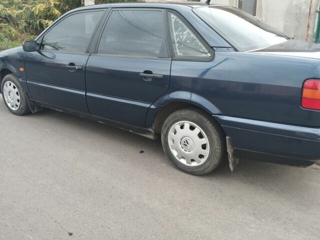 Синий Фольксваген Пассат, объемом двигателя 2 л и пробегом 450 тыс. км за 1900 $, фото 1 на Automoto.ua