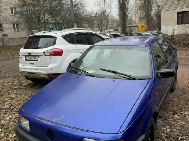 Синий Фольксваген Пассат, объемом двигателя 1.8 л и пробегом 420 тыс. км за 1900 $, фото 1 на Automoto.ua