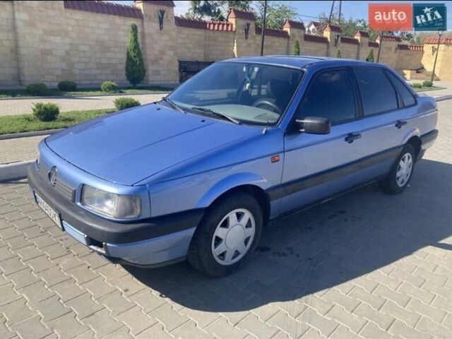 Синий Фольксваген Пассат, объемом двигателя 1.6 л и пробегом 370 тыс. км за 2100 $, фото 1 на Automoto.ua