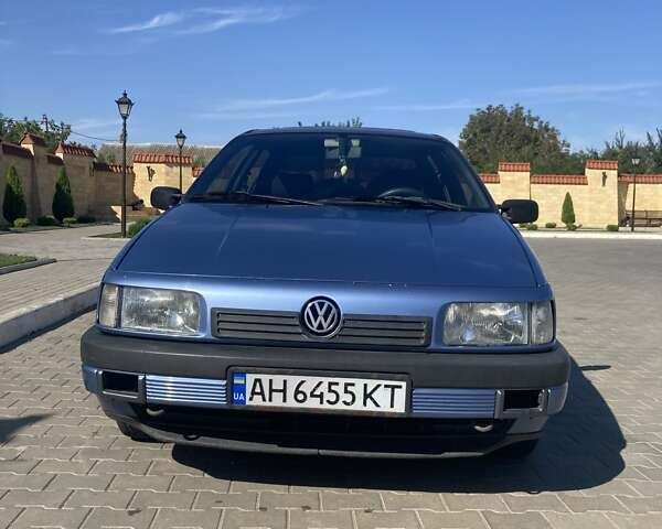 Синий Фольксваген Пассат, объемом двигателя 1.6 л и пробегом 370 тыс. км за 2100 $, фото 1 на Automoto.ua