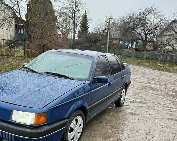 Синий Фольксваген Пассат, объемом двигателя 1.6 л и пробегом 300 тыс. км за 1550 $, фото 1 на Automoto.ua