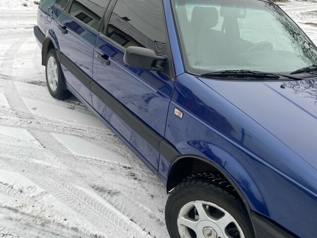 Синий Фольксваген Пассат, объемом двигателя 1.8 л и пробегом 300 тыс. км за 2700 $, фото 1 на Automoto.ua