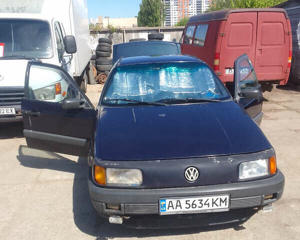 Синий Фольксваген Пассат, объемом двигателя 1.6 л и пробегом 430 тыс. км за 2200 $, фото 1 на Automoto.ua