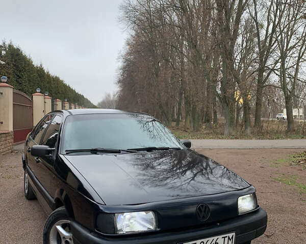 Синий Фольксваген Пассат, объемом двигателя 1.8 л и пробегом 300 тыс. км за 1950 $, фото 1 на Automoto.ua