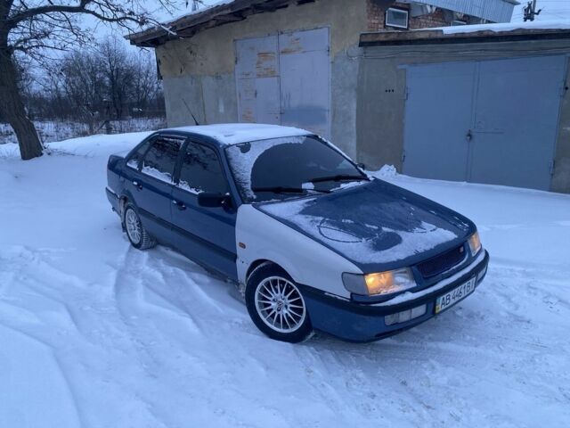 Синий Фольксваген Пассат, объемом двигателя 1.8 л и пробегом 300 тыс. км за 1750 $, фото 1 на Automoto.ua