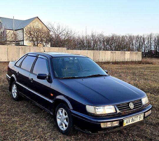 Синій Фольксваген Пассат, об'ємом двигуна 1.8 л та пробігом 357 тис. км за 1600 $, фото 1 на Automoto.ua