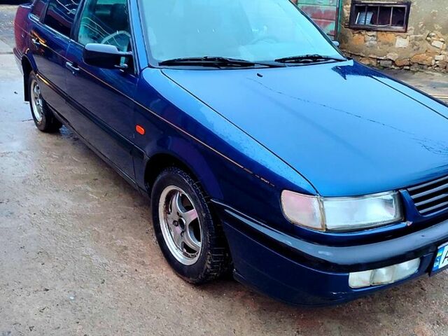 Синий Фольксваген Пассат, объемом двигателя 1.8 л и пробегом 111 тыс. км за 2200 $, фото 1 на Automoto.ua