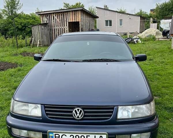 Синий Фольксваген Пассат, объемом двигателя 2 л и пробегом 300 тыс. км за 1700 $, фото 1 на Automoto.ua