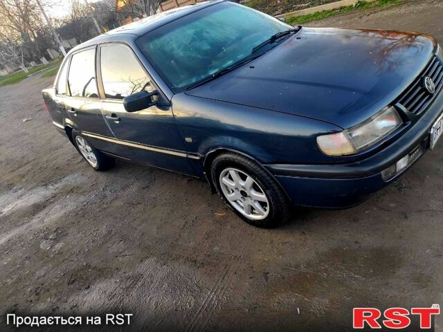 Синий Фольксваген Пассат, объемом двигателя 2 л и пробегом 200 тыс. км за 1700 $, фото 1 на Automoto.ua