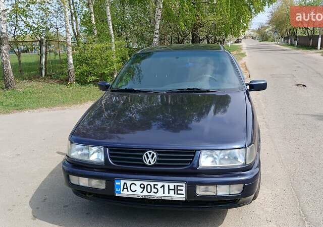 Синий Фольксваген Пассат, объемом двигателя 1.8 л и пробегом 367 тыс. км за 2800 $, фото 1 на Automoto.ua