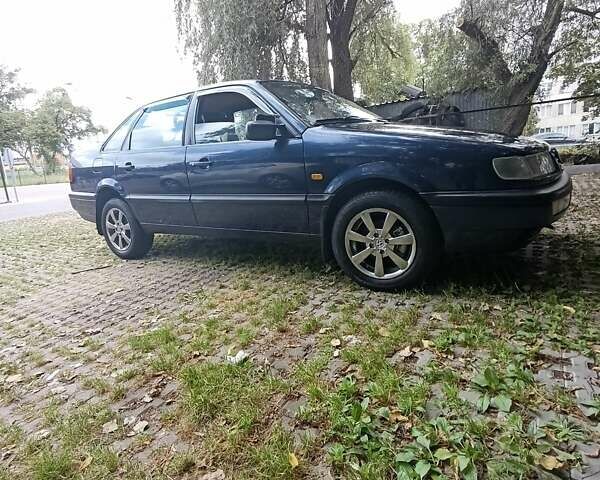 Синий Фольксваген Пассат, объемом двигателя 2 л и пробегом 360 тыс. км за 2200 $, фото 1 на Automoto.ua