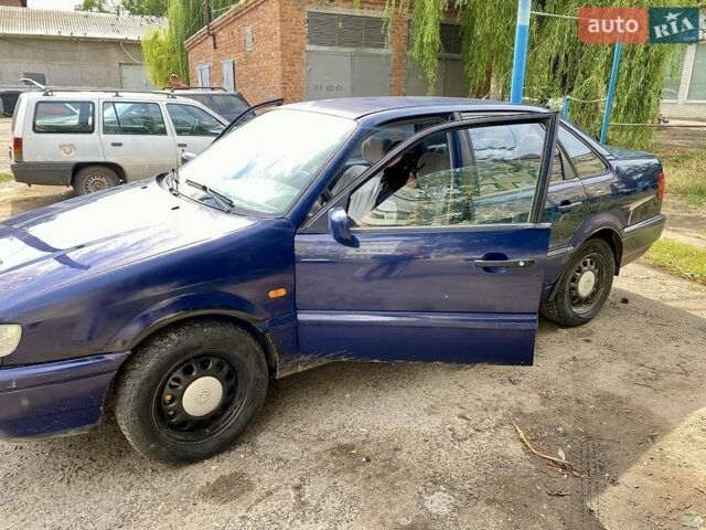 Синій Фольксваген Пассат, об'ємом двигуна 2 л та пробігом 400 тис. км за 1400 $, фото 1 на Automoto.ua