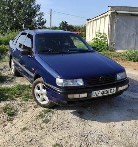 Синій Фольксваген Пассат, об'ємом двигуна 2 л та пробігом 312 тис. км за 2700 $, фото 1 на Automoto.ua