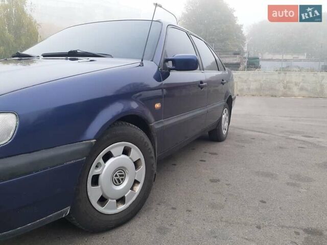 Синий Фольксваген Пассат, объемом двигателя 1.6 л и пробегом 330 тыс. км за 3100 $, фото 1 на Automoto.ua