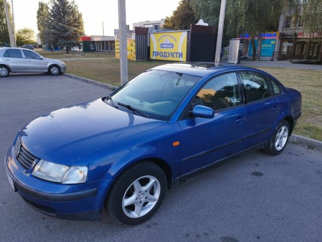 Синий Фольксваген Пассат, объемом двигателя 1.6 л и пробегом 420 тыс. км за 3300 $, фото 1 на Automoto.ua