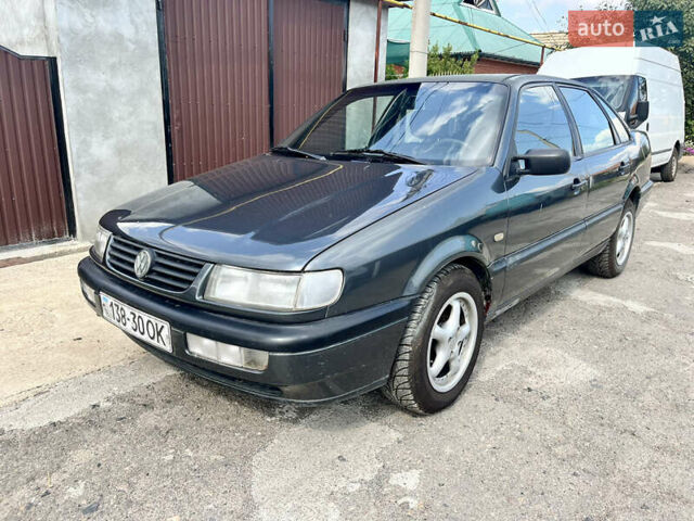 Синий Фольксваген Пассат, объемом двигателя 1.8 л и пробегом 150 тыс. км за 2500 $, фото 1 на Automoto.ua