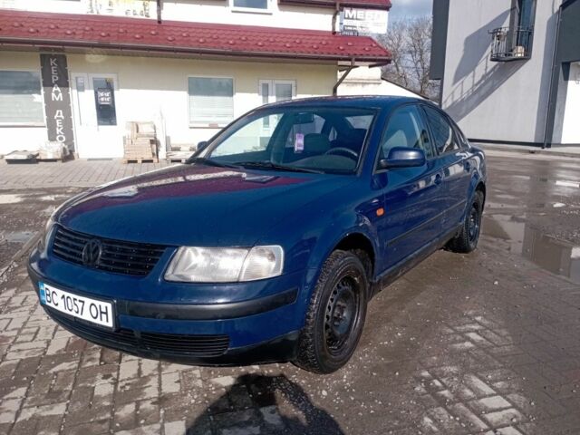 Синий Фольксваген Пассат, объемом двигателя 1.6 л и пробегом 333 тыс. км за 2150 $, фото 1 на Automoto.ua