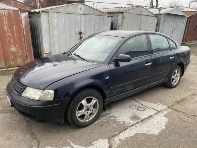 Синий Фольксваген Пассат, объемом двигателя 1.6 л и пробегом 307 тыс. км за 1550 $, фото 1 на Automoto.ua