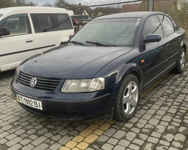 Синий Фольксваген Пассат, объемом двигателя 1.6 л и пробегом 300 тыс. км за 2800 $, фото 1 на Automoto.ua