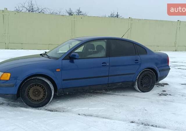 Синий Фольксваген Пассат, объемом двигателя 1.6 л и пробегом 248 тыс. км за 2700 $, фото 1 на Automoto.ua