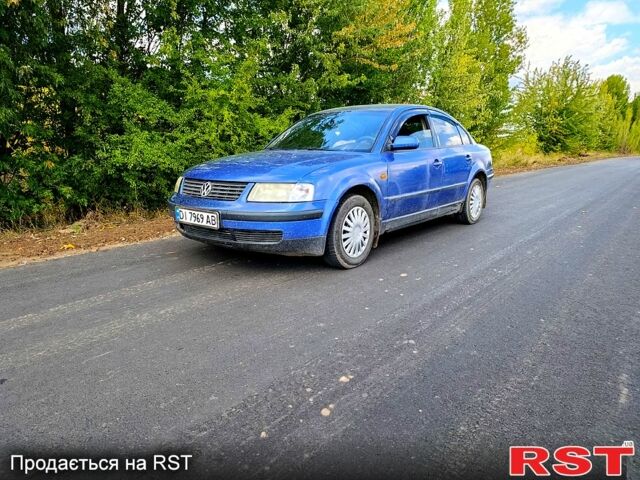 Синий Фольксваген Пассат, объемом двигателя 1.8 л и пробегом 300 тыс. км за 3000 $, фото 1 на Automoto.ua