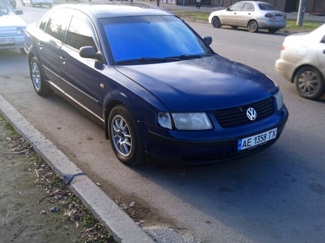 Синий Фольксваген Пассат, объемом двигателя 2.3 л и пробегом 400 тыс. км за 3000 $, фото 1 на Automoto.ua