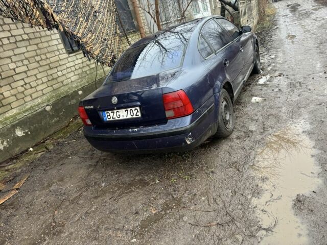 Синий Фольксваген Пассат, объемом двигателя 1.8 л и пробегом 500 тыс. км за 650 $, фото 1 на Automoto.ua