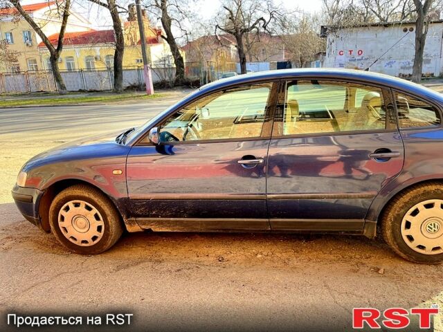 Синий Фольксваген Пассат, объемом двигателя 1.8 л и пробегом 292 тыс. км за 3200 $, фото 1 на Automoto.ua